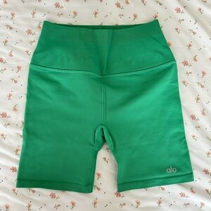 ALO Yoga Women's 5" Seamless Ribbed Favorite Short